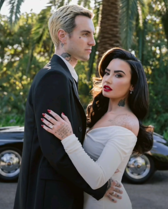 demi lovato jordan lutes hug